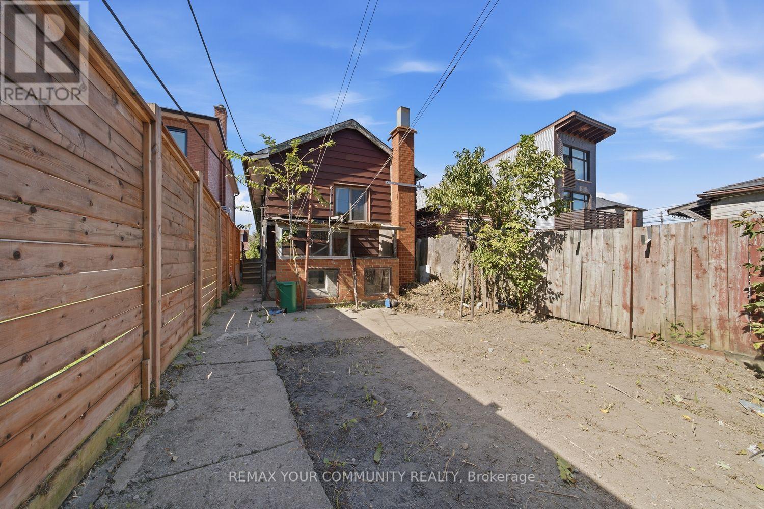 279 Mcroberts Avenue, Toronto, Ontario  M6E 4P8 - Photo 11 - W14080336