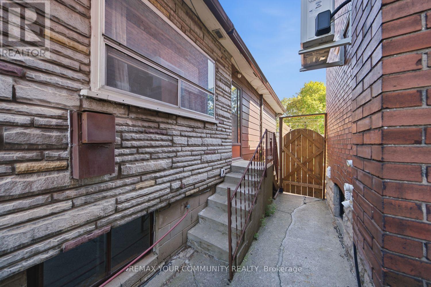 279 Mcroberts Avenue, Toronto, Ontario  M6E 4P8 - Photo 15 - W14080336