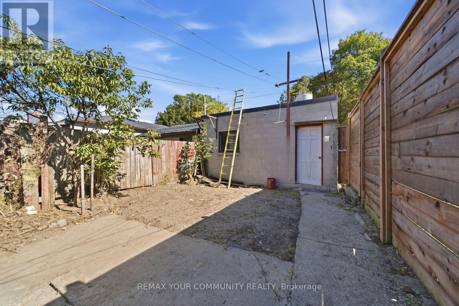 279 Mcroberts Avenue, Toronto, Ontario  M6E 4P8 - Photo 17 - W14080336