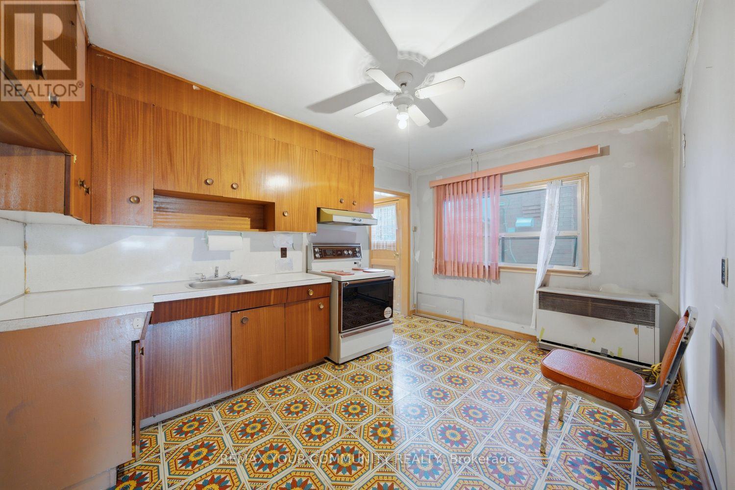279 Mcroberts Avenue, Toronto, Ontario  M6E 4P8 - Photo 3 - W14080336