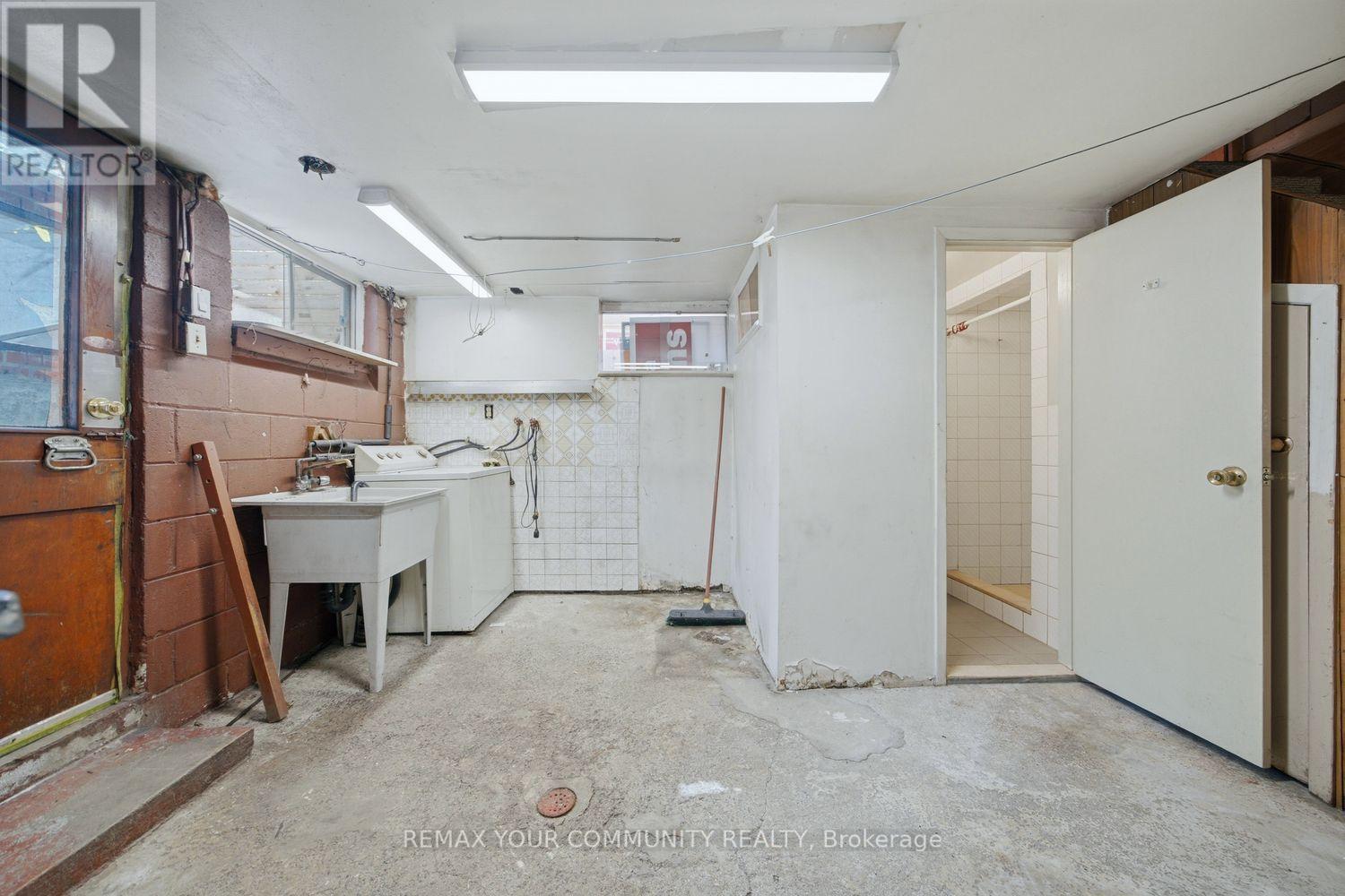 279 Mcroberts Avenue, Toronto, Ontario  M6E 4P8 - Photo 9 - W14080336