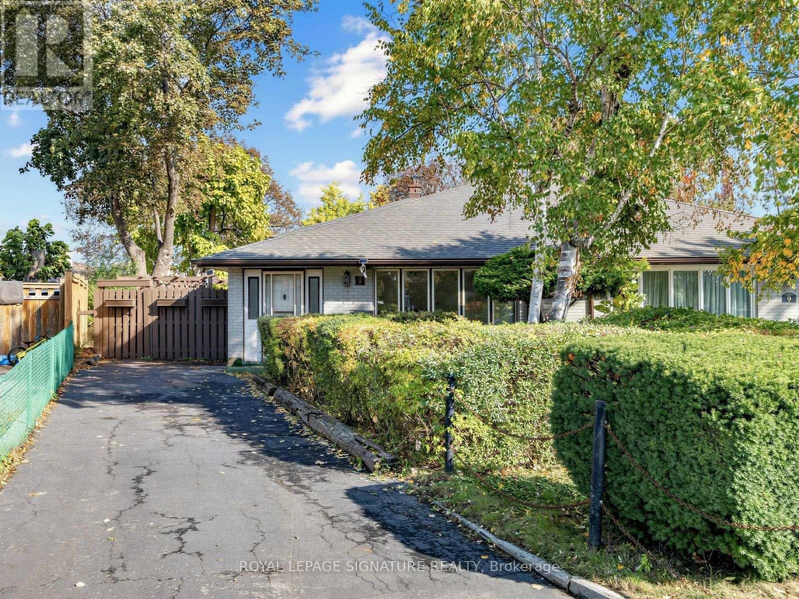 11 ALBION CRESCENT, Brampton, Ontario