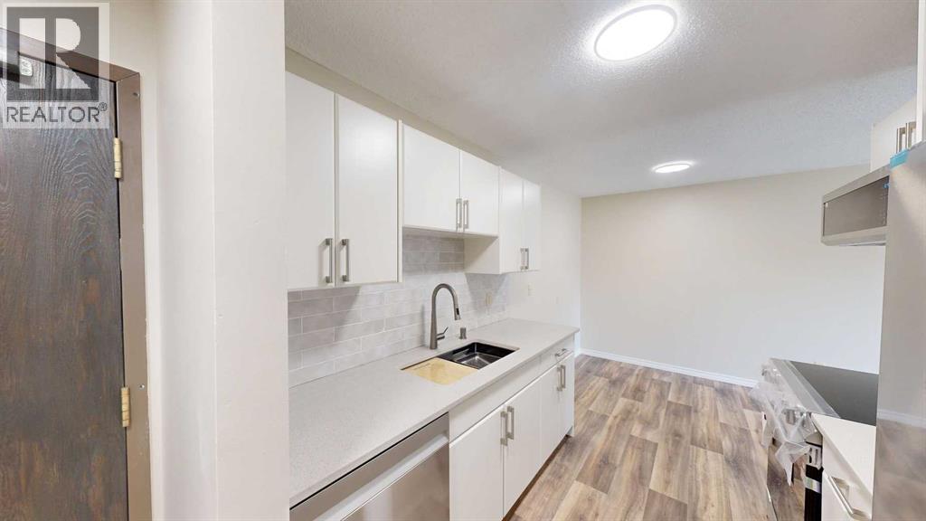 107, 405 Columbia Boulevard W