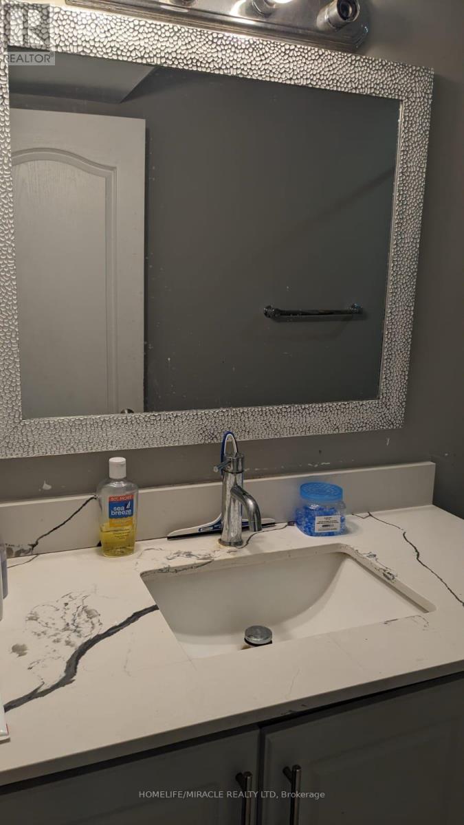 34 Ballycastle Crescent, Brampton, Ontario L6Z 2T6 - Photo 2 - W14033952