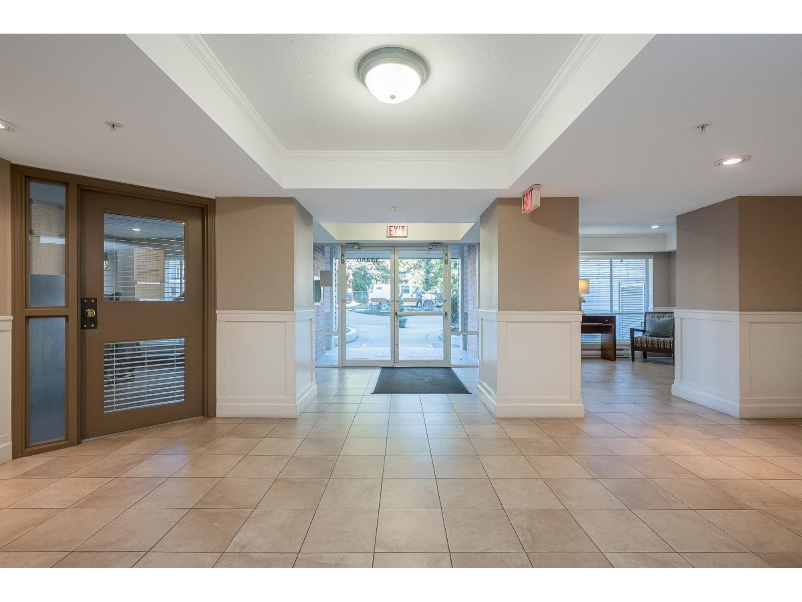 208 33280 E Bourquin Crescent, Abbotsford, British Columbia  V2S 7K2 - Photo 4 - R3174129