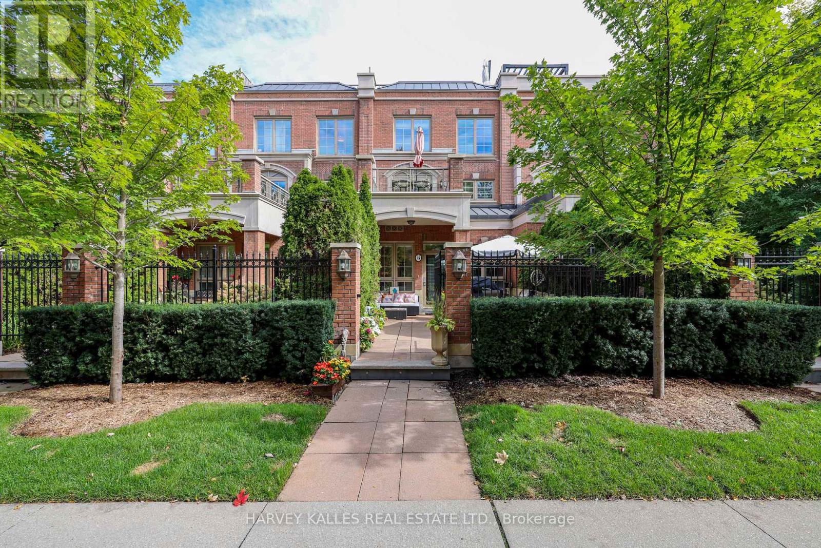 Th9 - 21 Burkebrook Place, Toronto, Ontario  M4G 0A2 - Photo 1 - C14080950