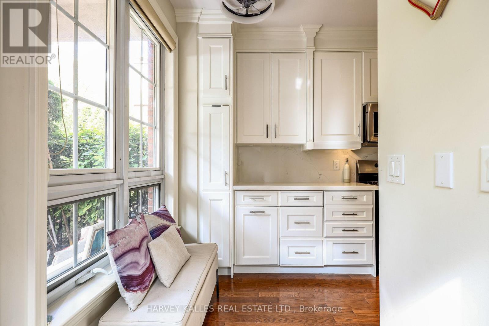 Th9 - 21 Burkebrook Place, Toronto, Ontario  M4G 0A2 - Photo 7 - C14080950
