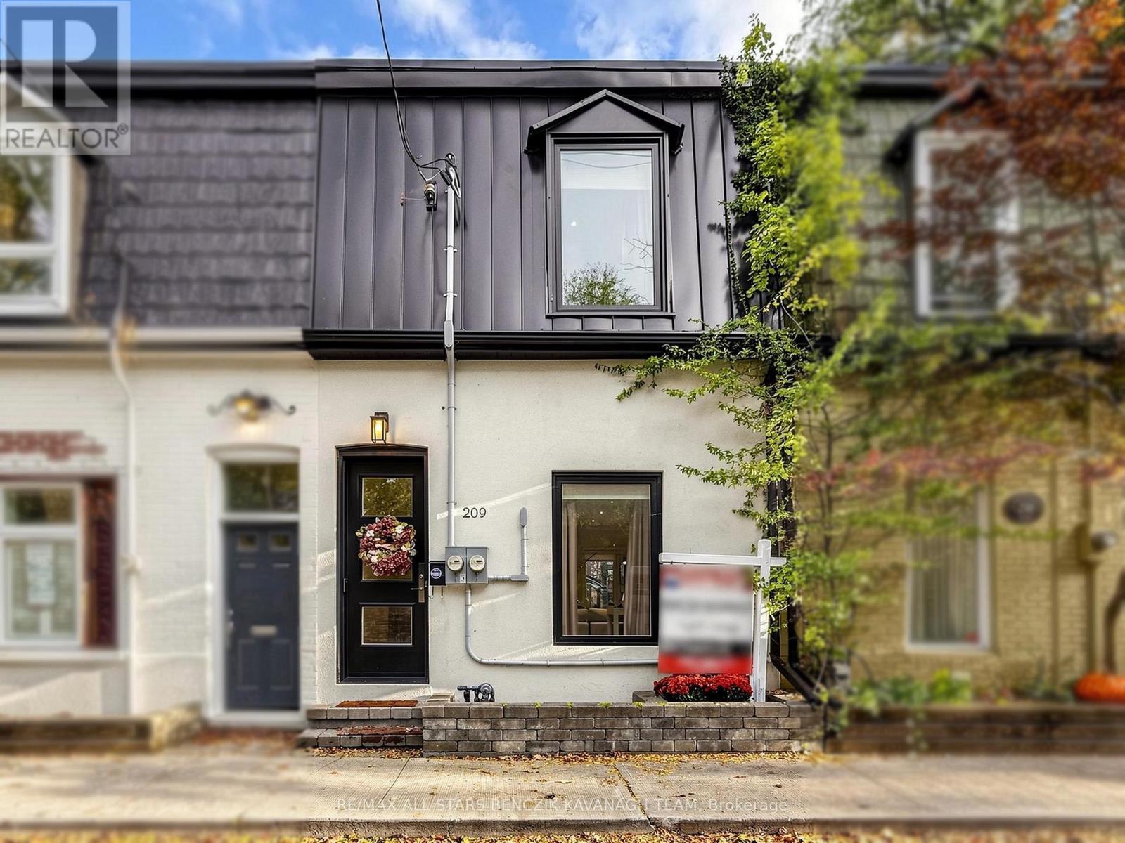 209 MARLBOROUGH PLACE, Toronto, Ontario