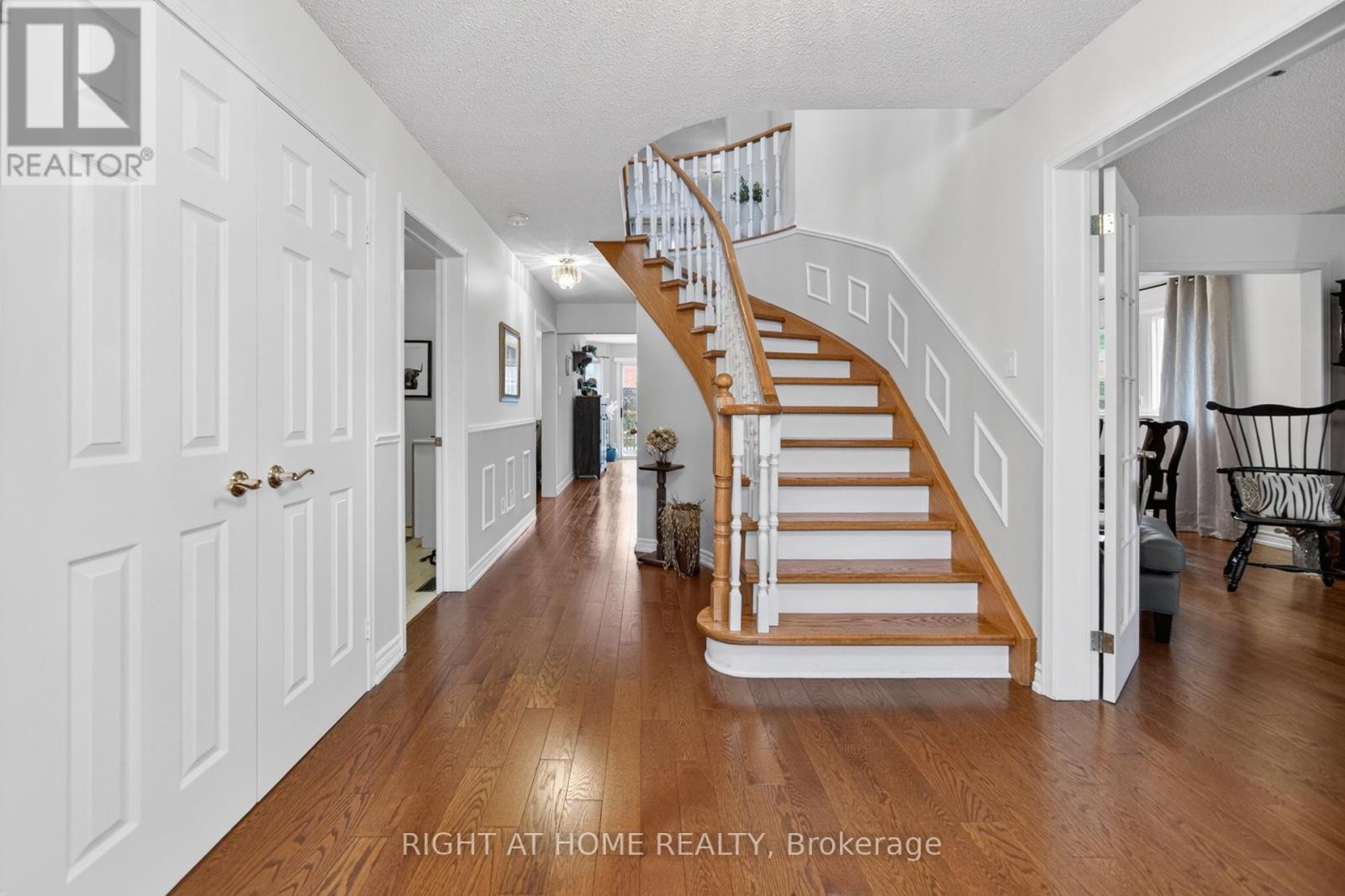 17 Eaton Street, Halton Hills, Ontario  L7G 5L4 - Photo 2 - W14080948