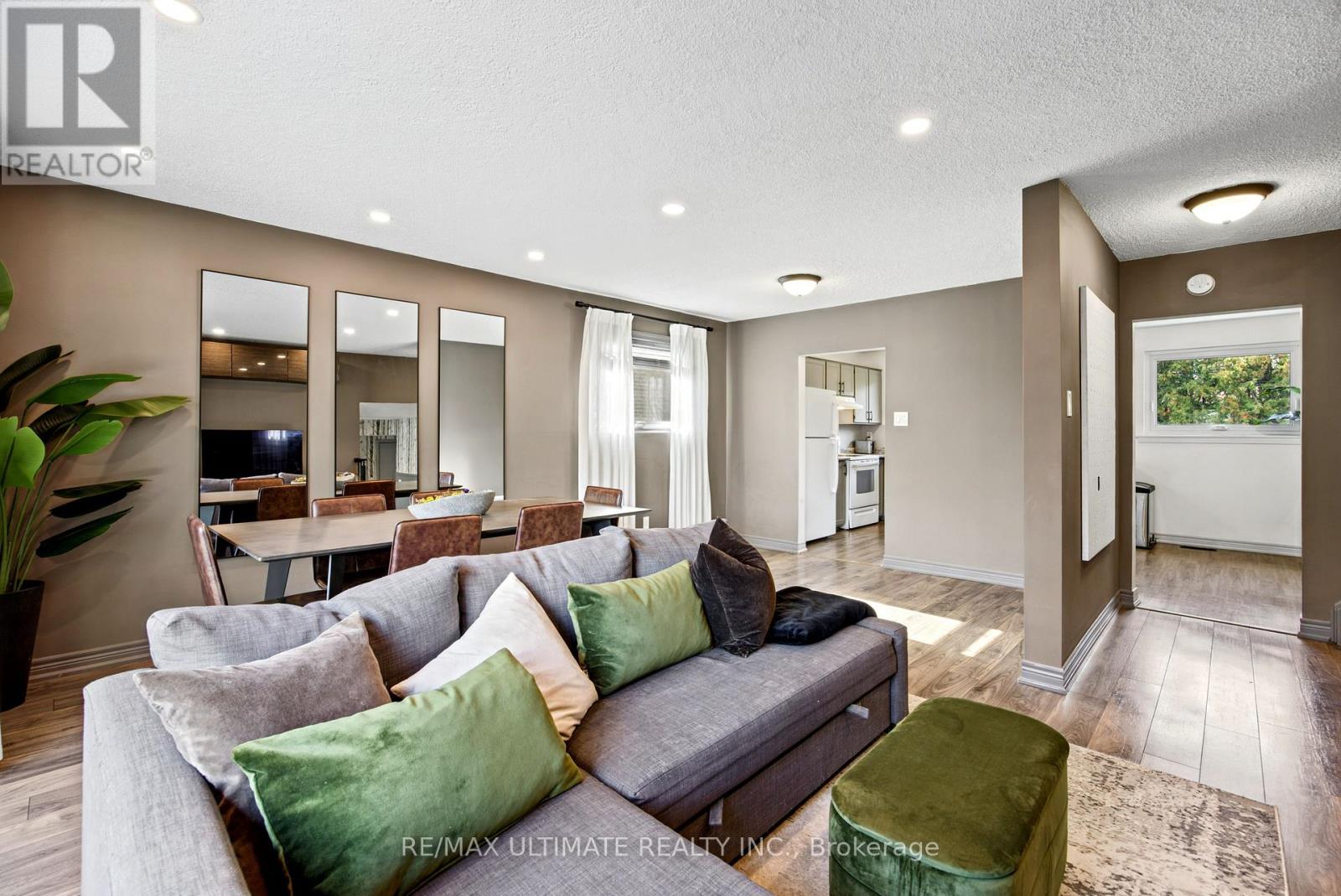 37 Banbury Court, Brampton, Ontario  L6T 1Y9 - Photo 6 - W14081074