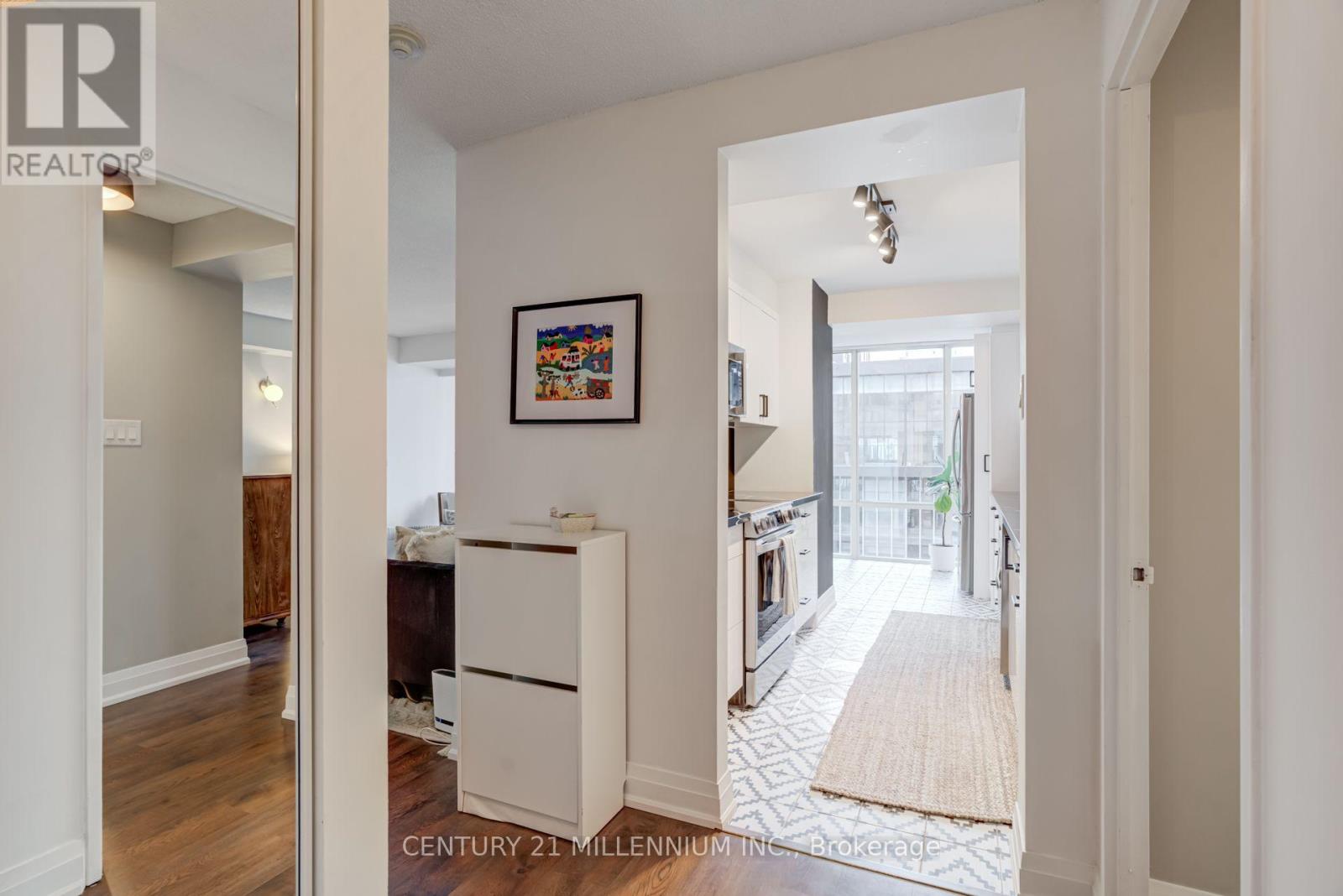 705 - 330 Rathburn Road W, Mississauga, Ontario  L5B 3Y1 - Photo 3 - W14081076