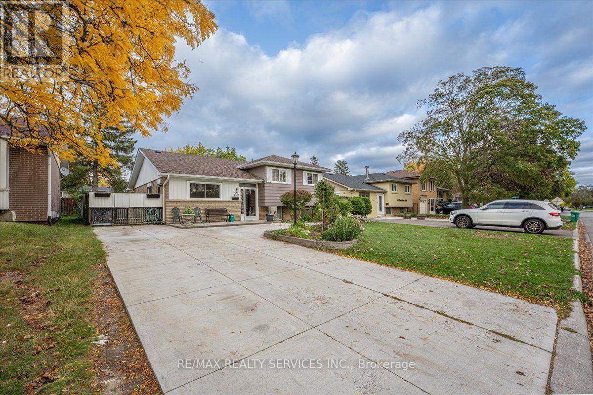 53 Windermere Court, Brampton, Ontario  L6X 2L5 - Photo 2 - W14081114