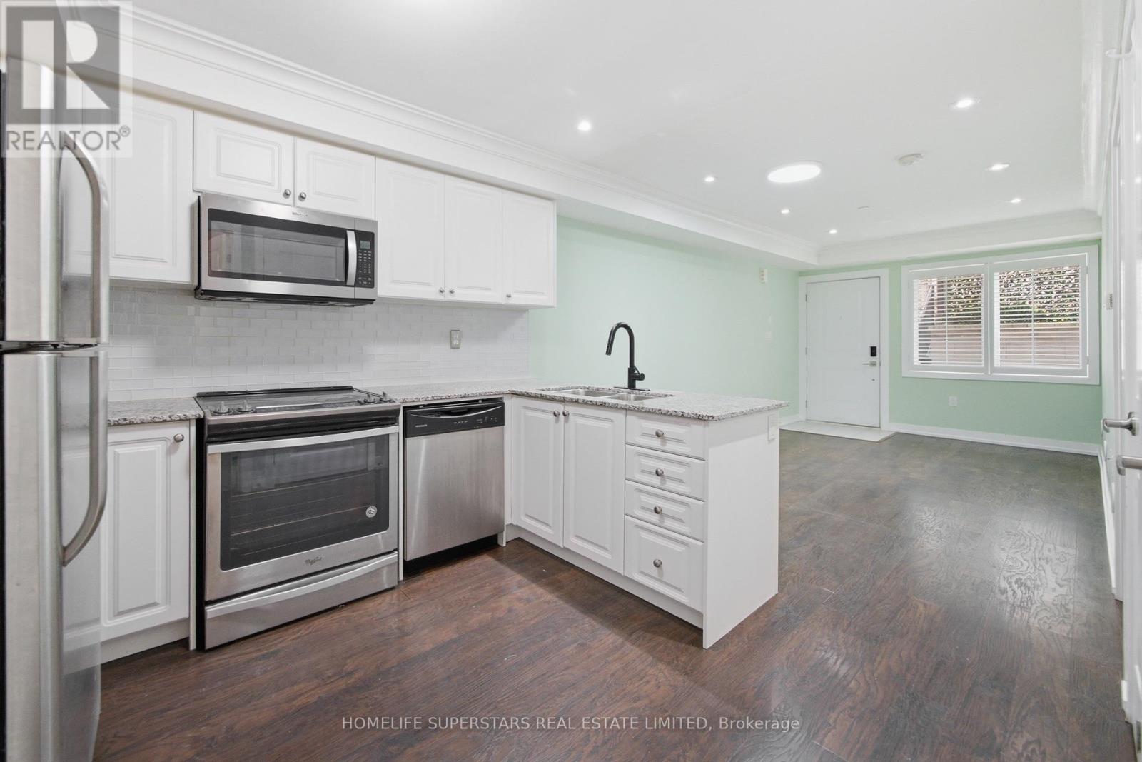413 - 8 DRUMMOND STREET, Toronto, Ontario