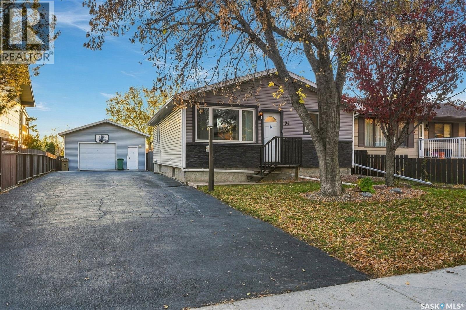 98 Magee CRESCENT, regina, Saskatchewan