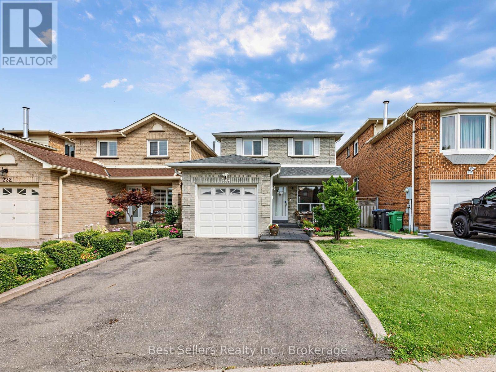 234 Lech Walesa Drive, Mississauga (Fairview), Ontario  L5B 3H3 - Photo 2 - W14081438