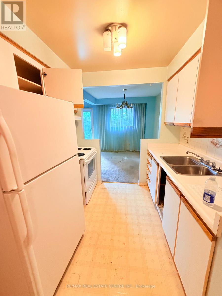 1028 Bridletowne Circle, Toronto, Ontario  M1W 2H8 - Photo 5 - E13734884