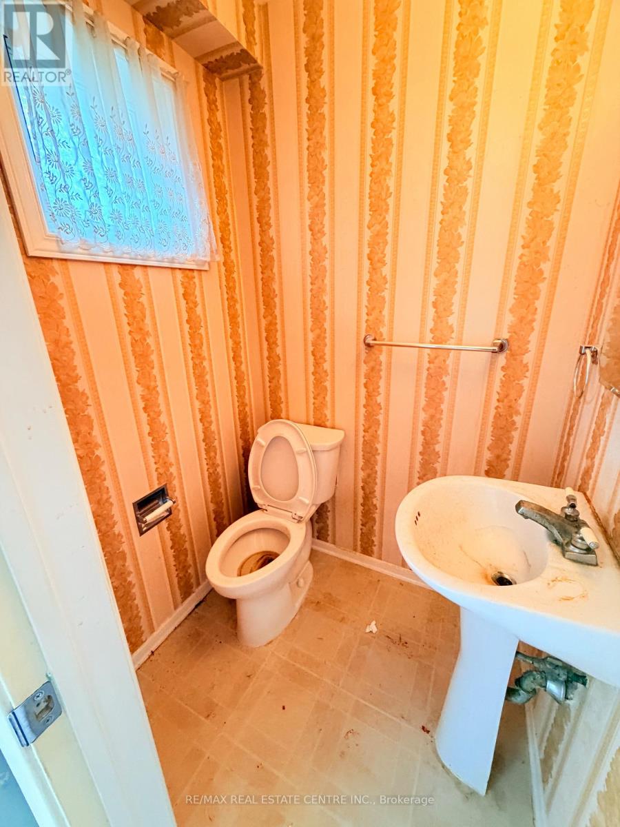 1028 Bridletowne Circle, Toronto, Ontario  M1W 2H8 - Photo 3 - E13734884