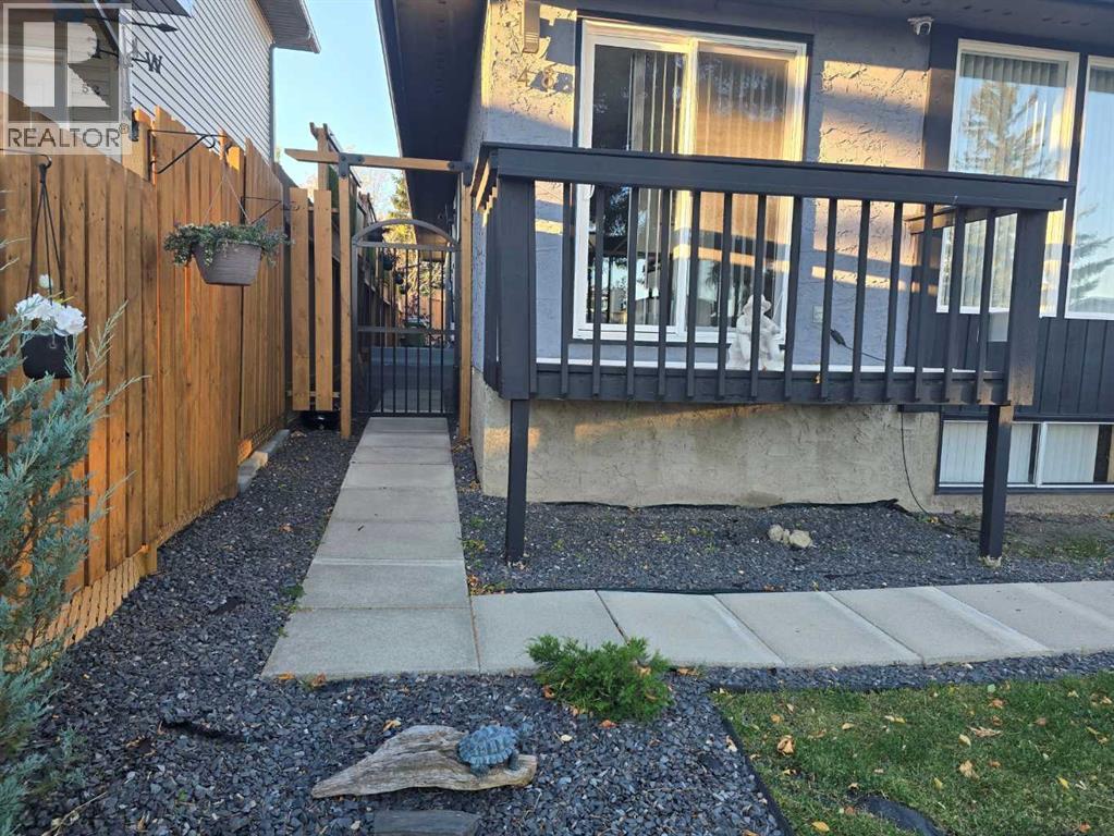 48 Bermuda Court NW, Calgary, Alberta  T3K 1H3 - Photo 2 - A2340356