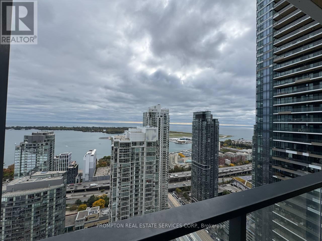 4703 - 1 Concord Cityplace Way, Toronto (Waterfront Communities), Ontario  M5V 0X3 - Photo 4 - C14081712