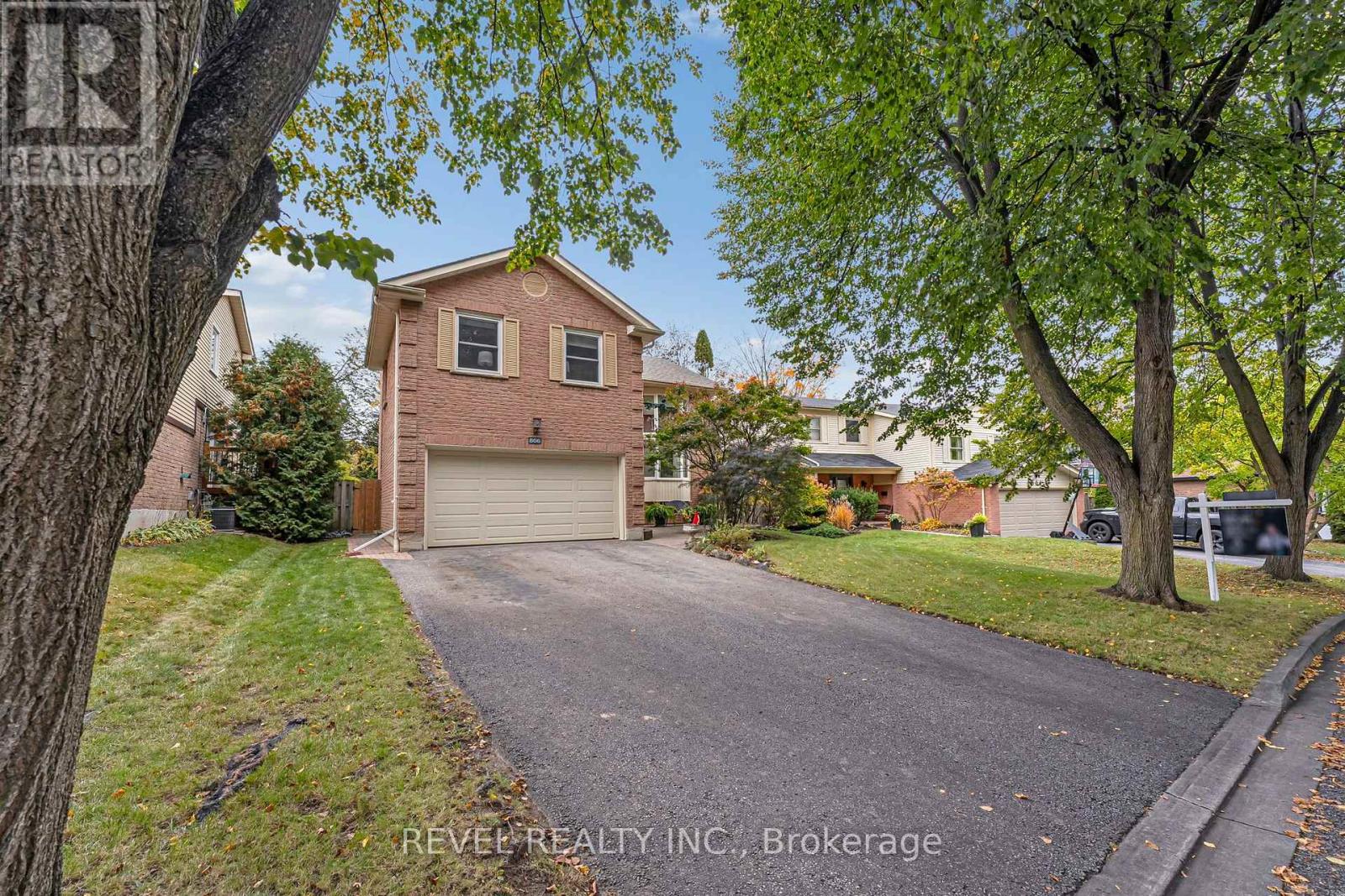 806 LINDEN COURT, Whitby, Ontario