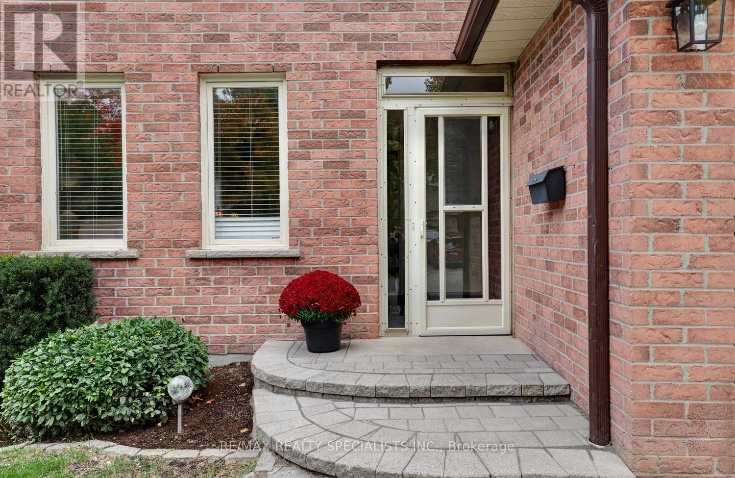 1027 Serdica Court, Mississauga, Ontario  L5H 4H9 - Photo 2 - W14081718