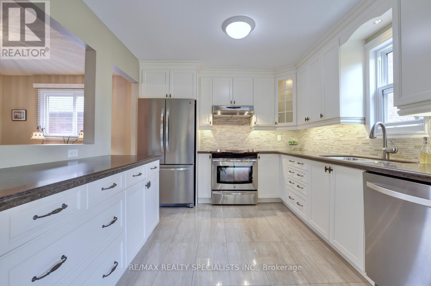 1027 Serdica Court, Mississauga, Ontario  L5H 4H9 - Photo 7 - W14081718