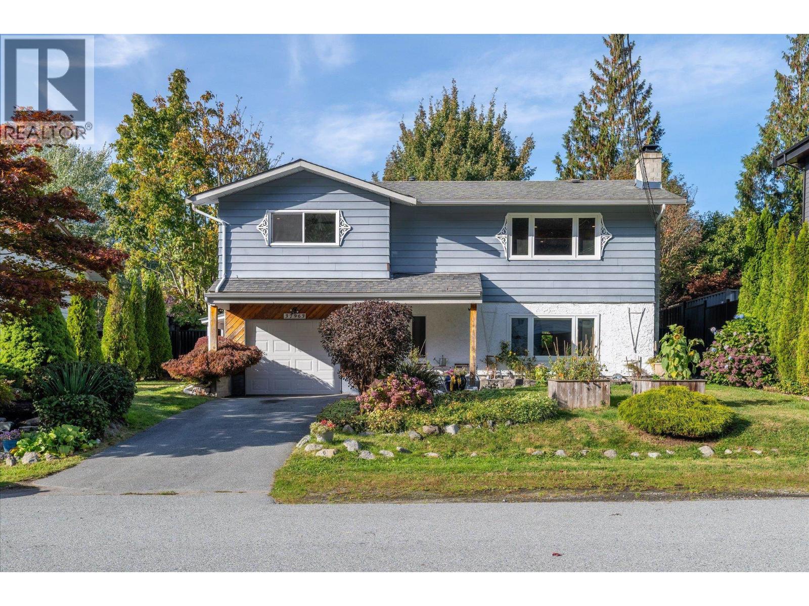 37963 Magnolia Crescent, Squamish, British Columbia  V8B 0X7 - Photo 2 - R3175383