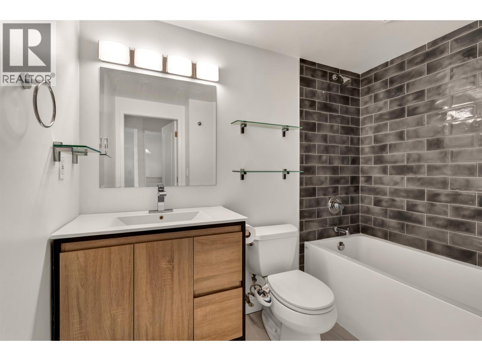304 120 W 17th Street, North Vancouver, British Columbia  V7M 1V4 - Photo 8 - R3175631