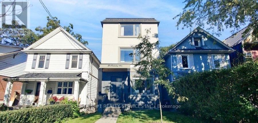 33 CAMBERLEY CRESCENT, Brampton, Ontario
