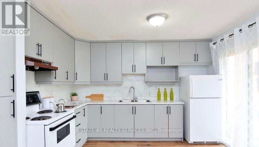 33 Camberley Crescent, Brampton, Ontario  L6V 3L3 - Photo 4 - W14081808