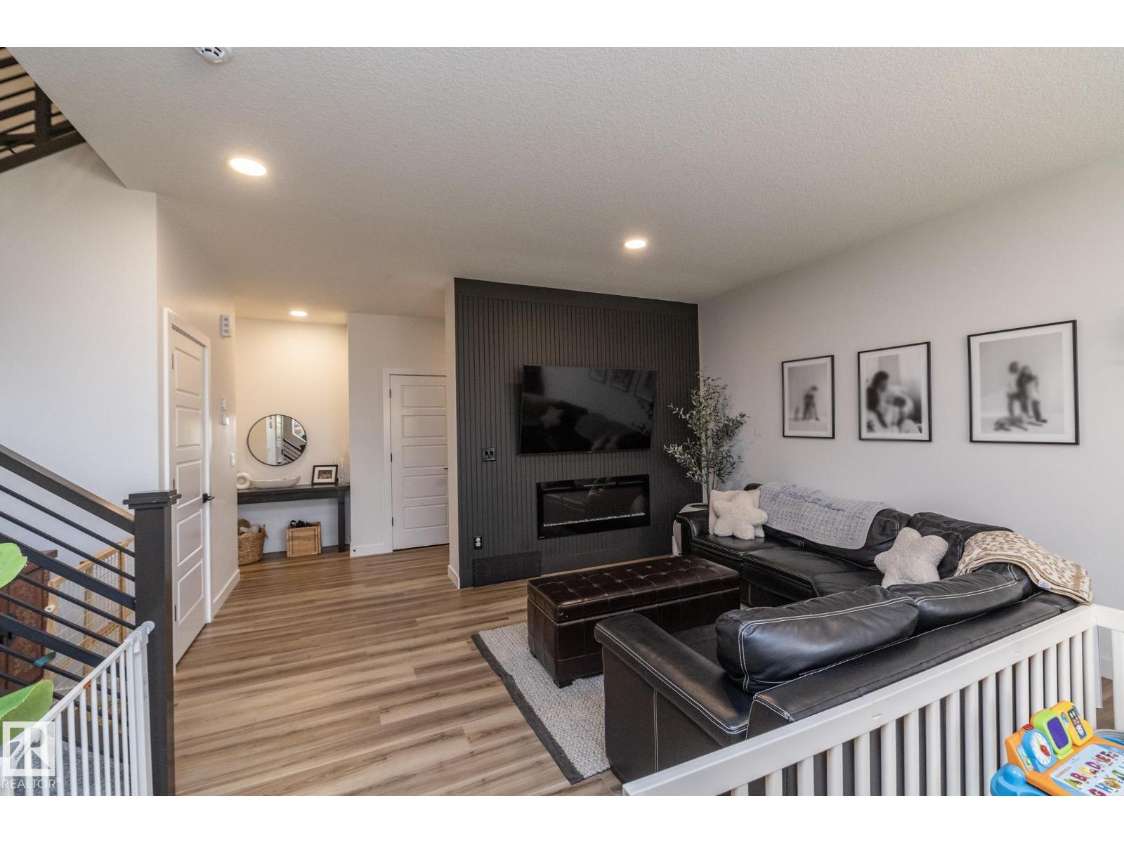 54 KINGSBURY CI