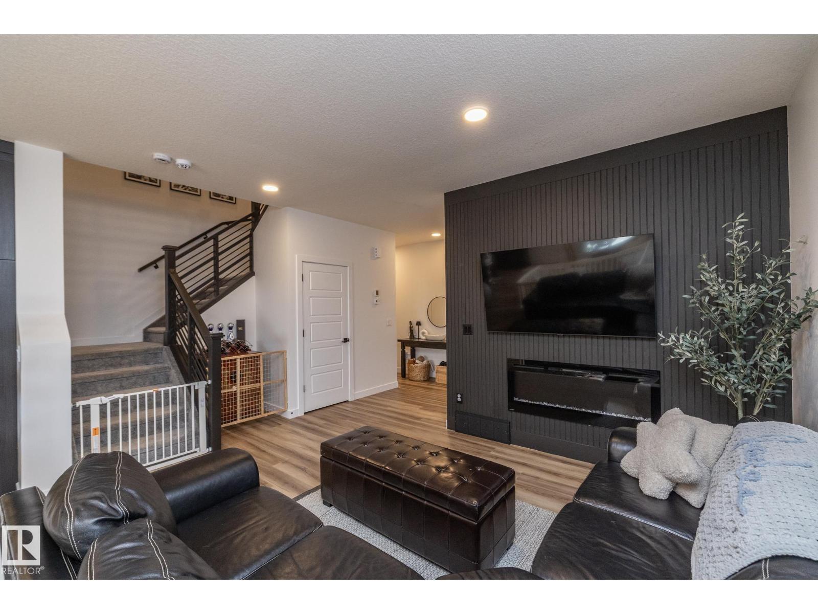 54 KINGSBURY CI