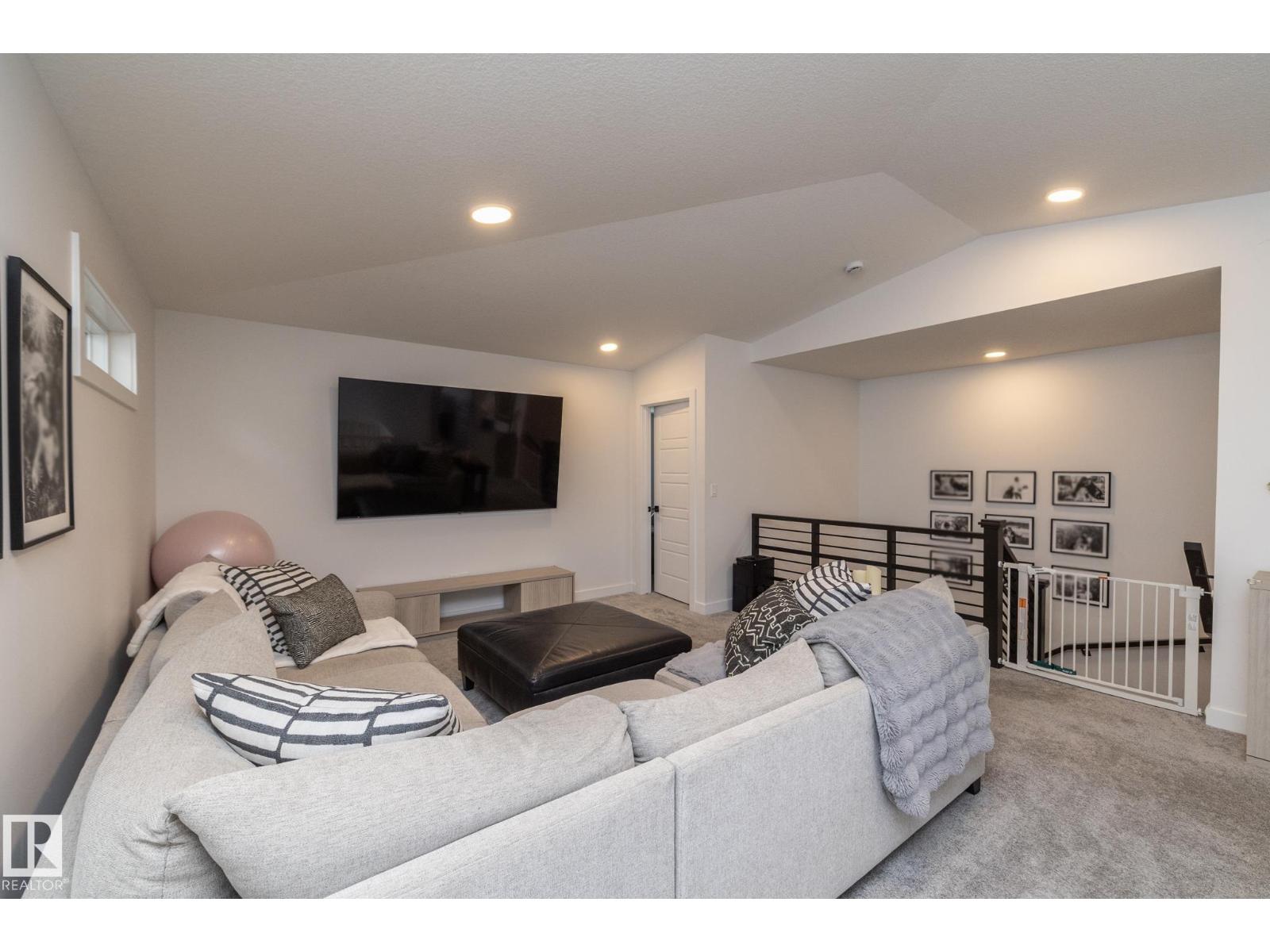 54 KINGSBURY CI