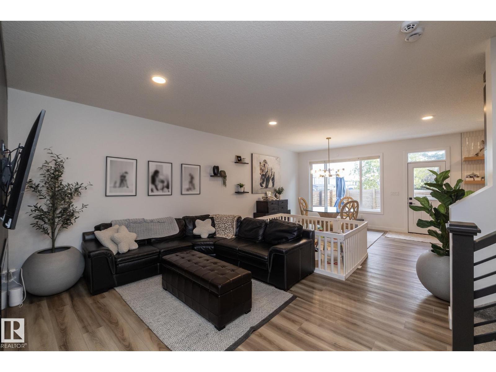 54 KINGSBURY CI