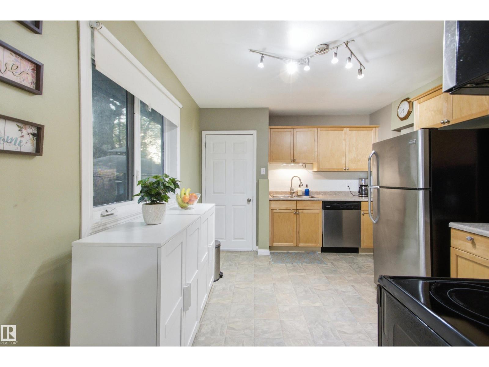 15933 95 AV NW
