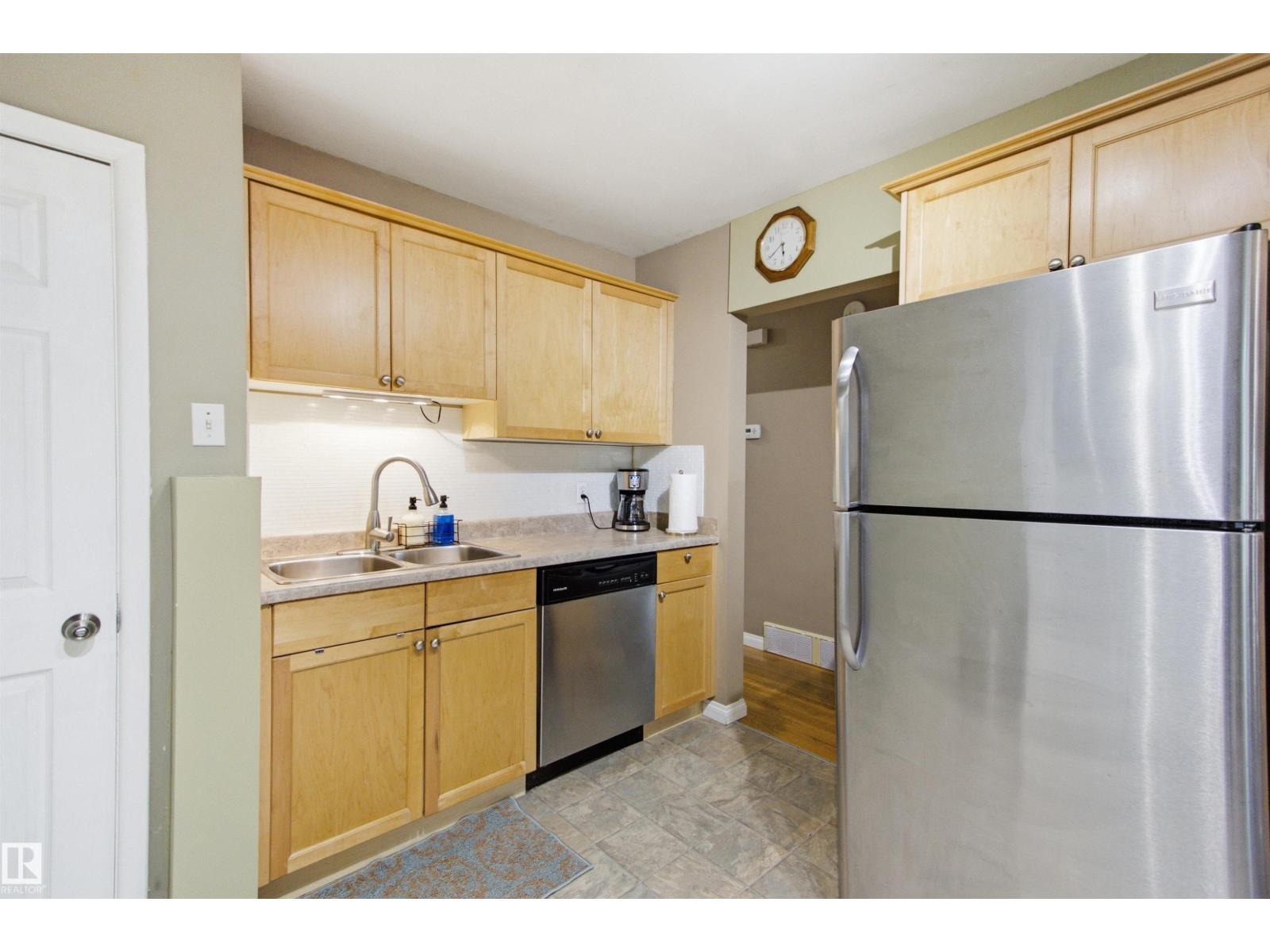 15933 95 AV NW