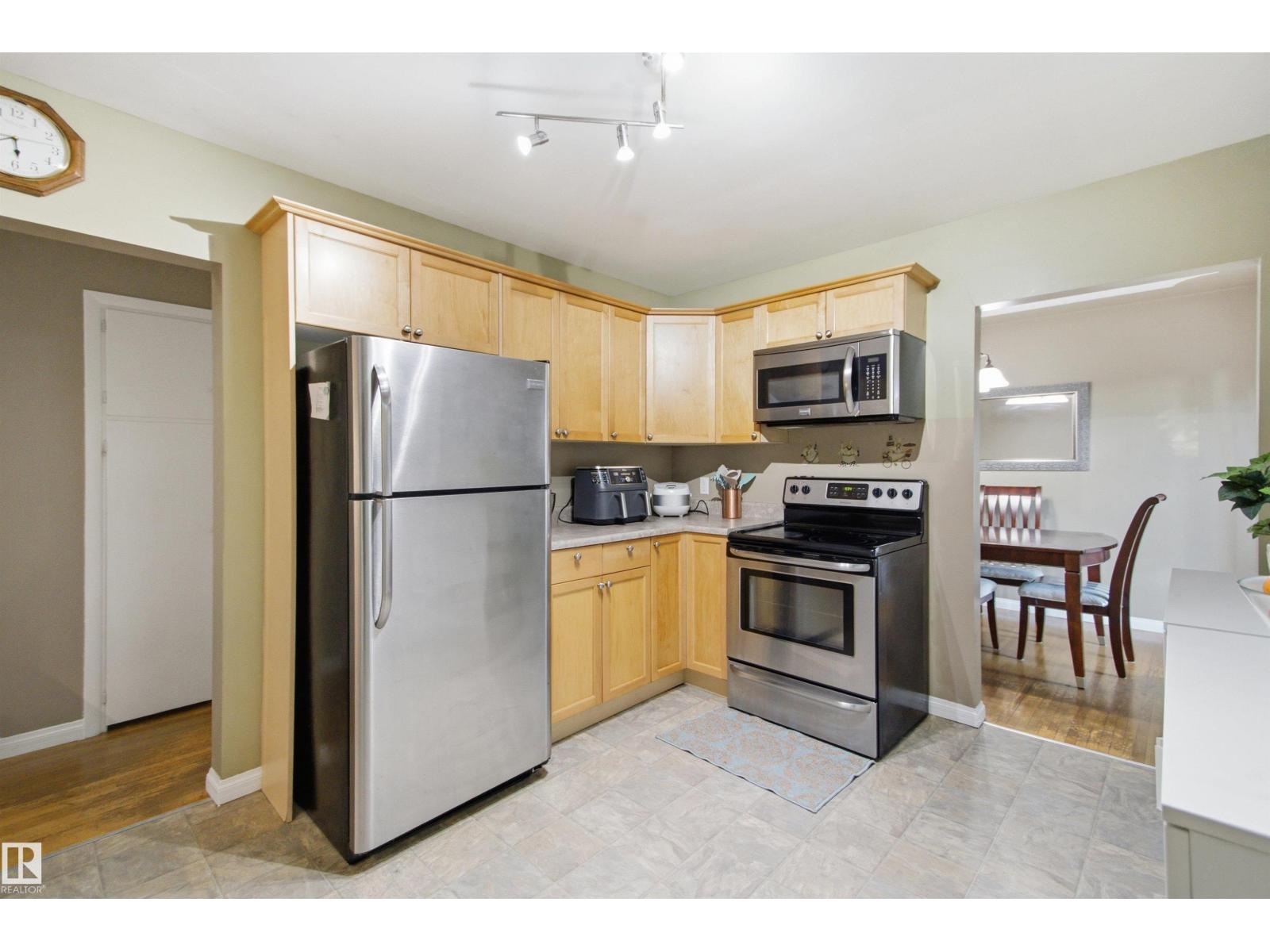 15933 95 AV NW