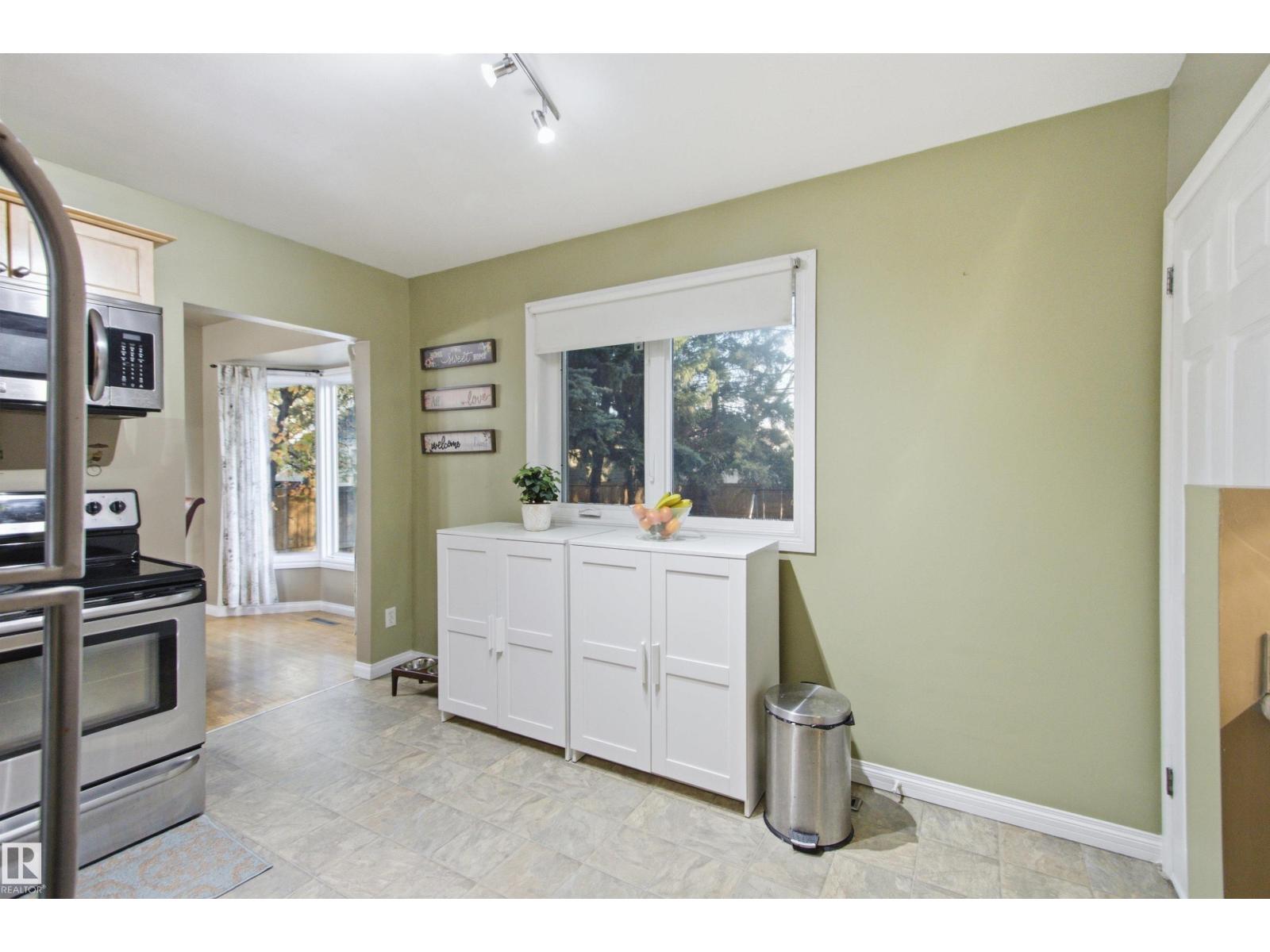 15933 95 AV NW