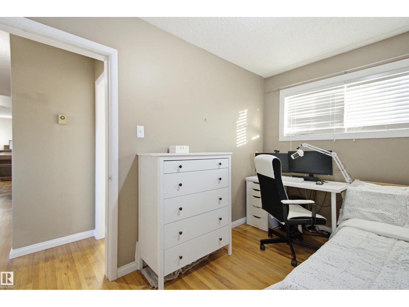 15933 95 AV NW