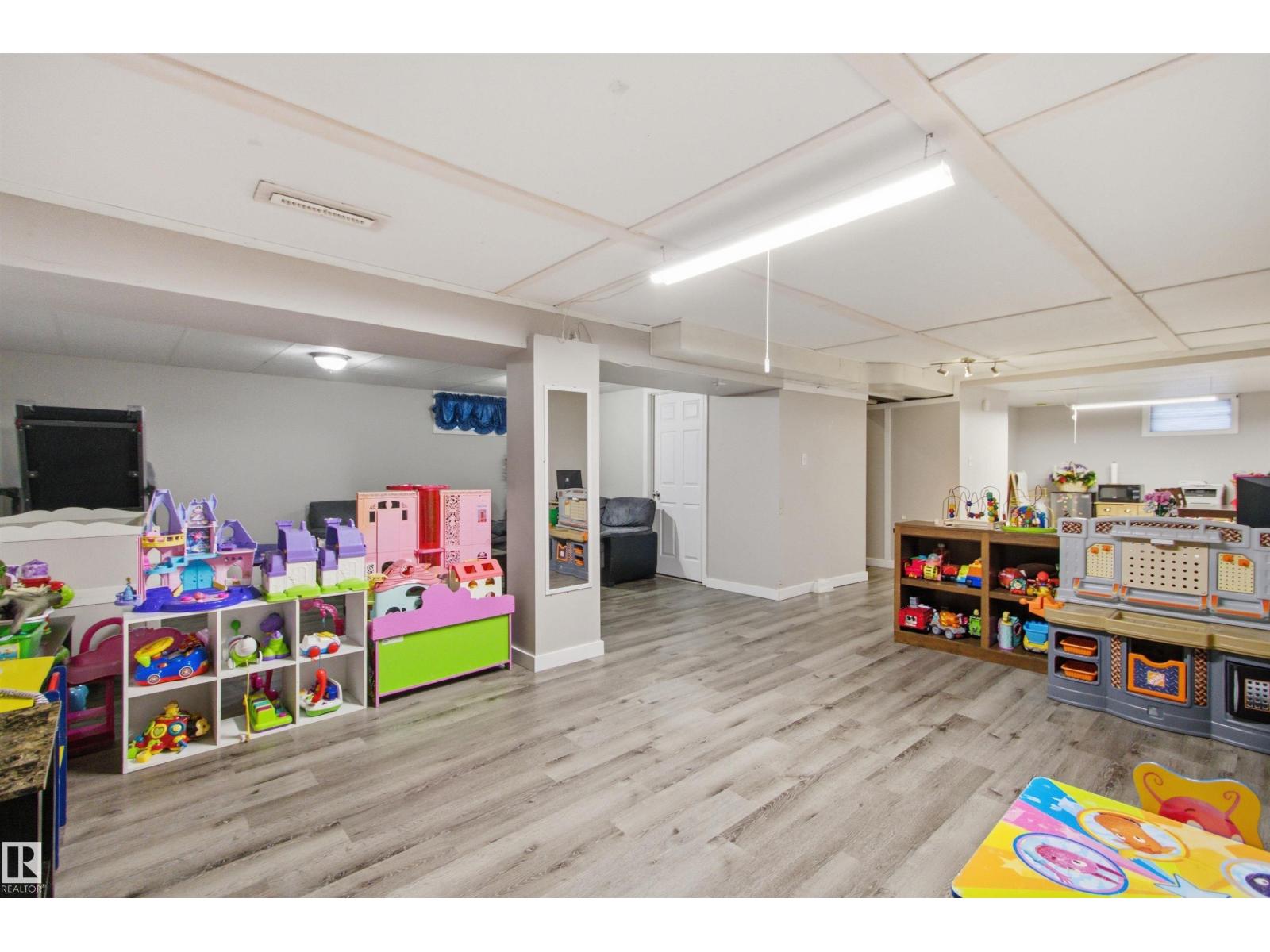 15933 95 AV NW