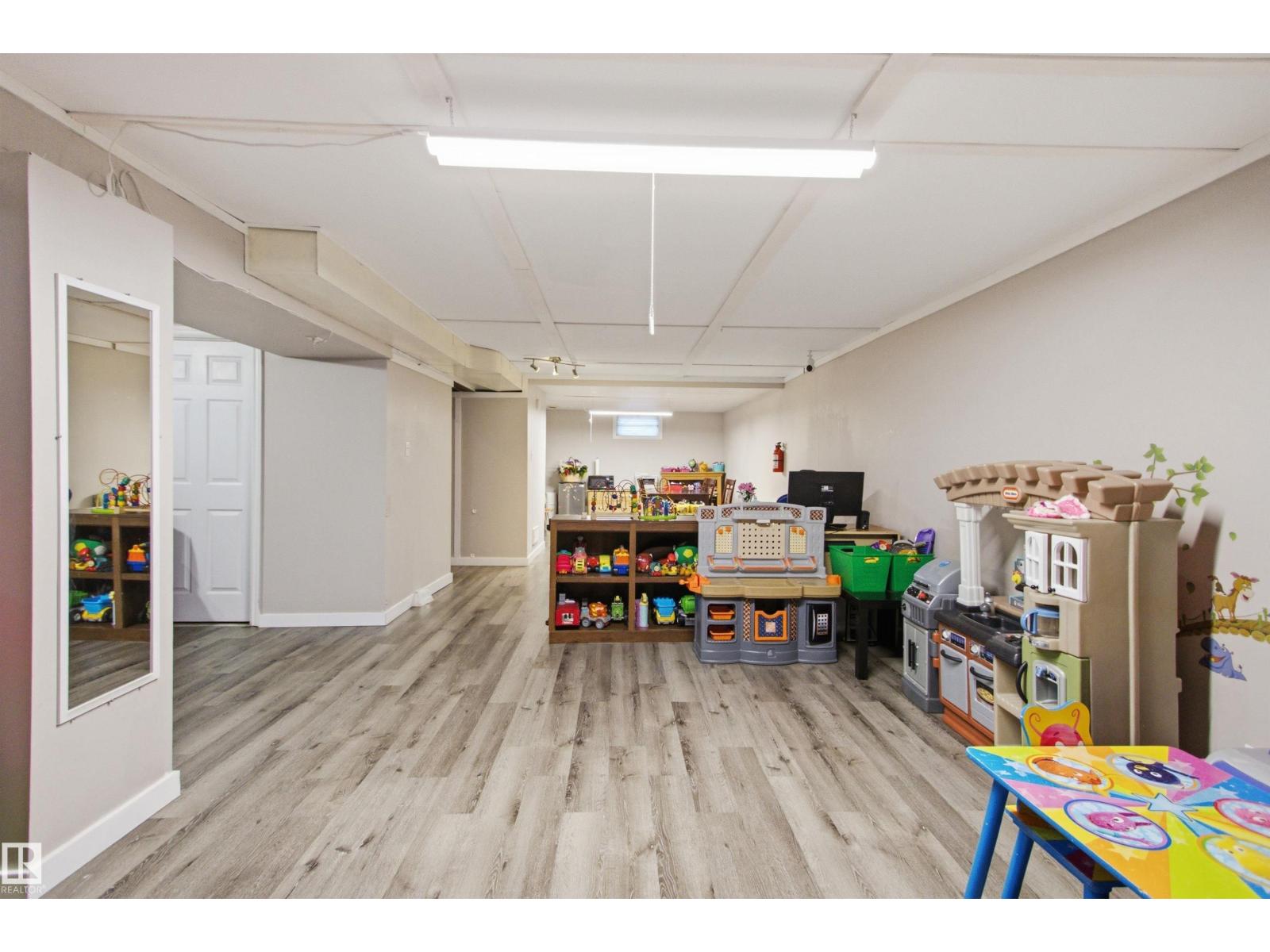15933 95 AV NW