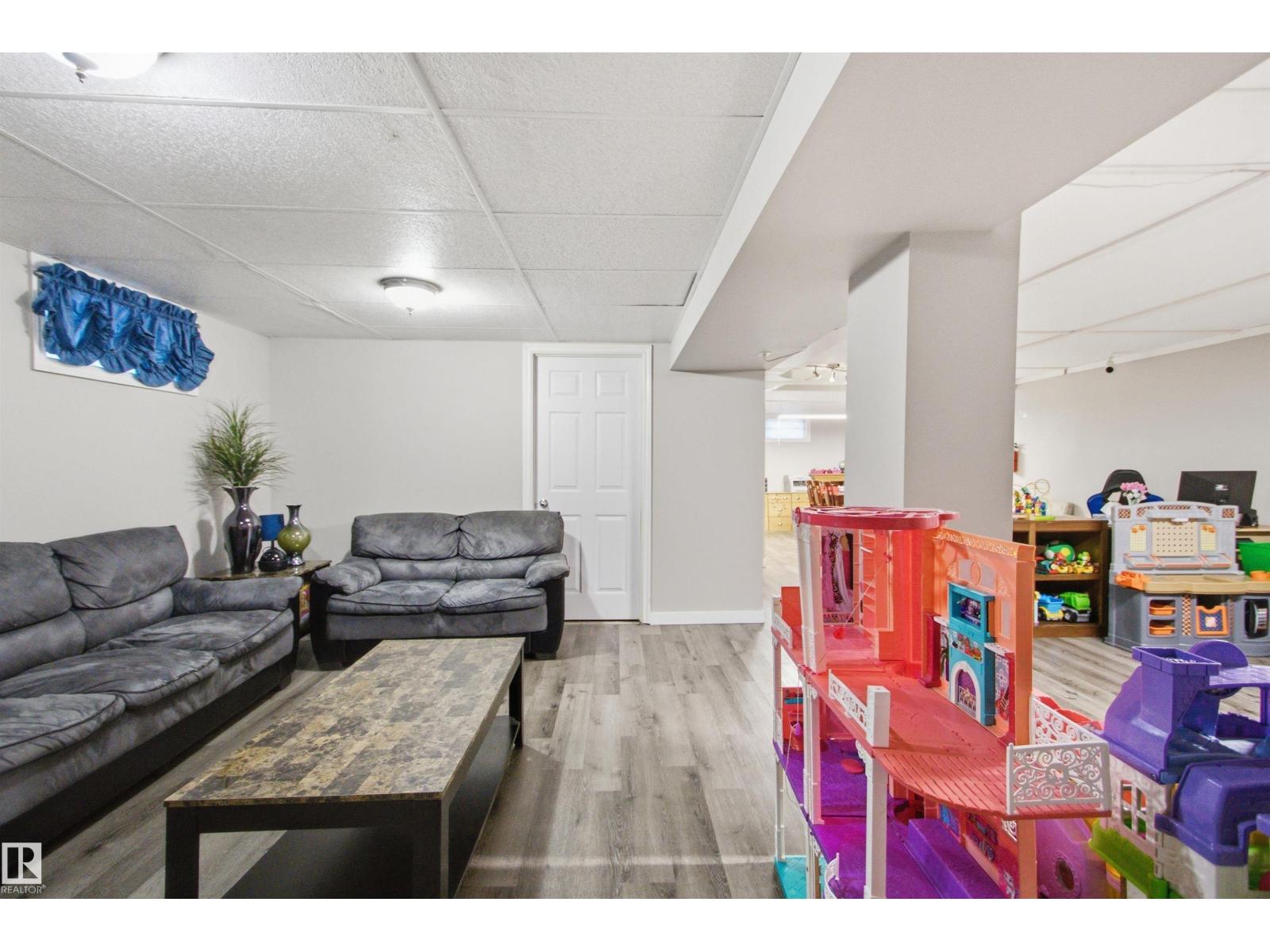 15933 95 AV NW
