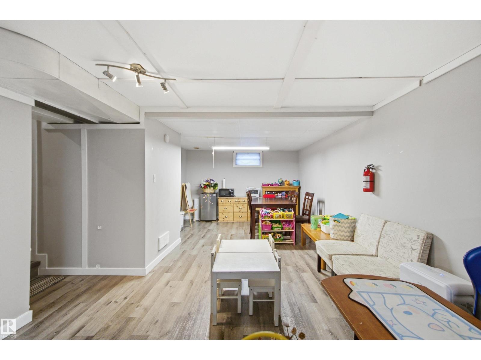 15933 95 AV NW
