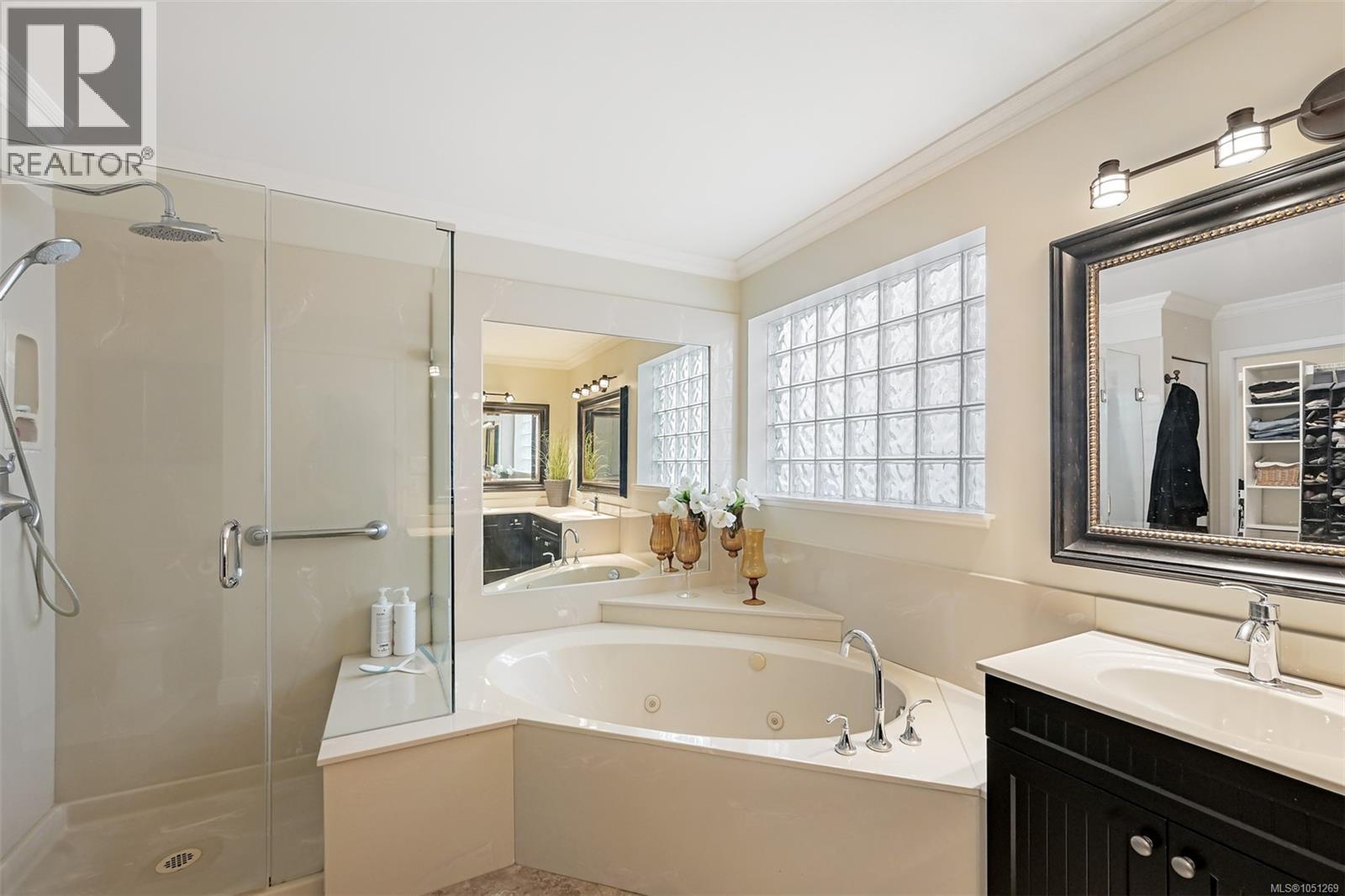 543 Marine View