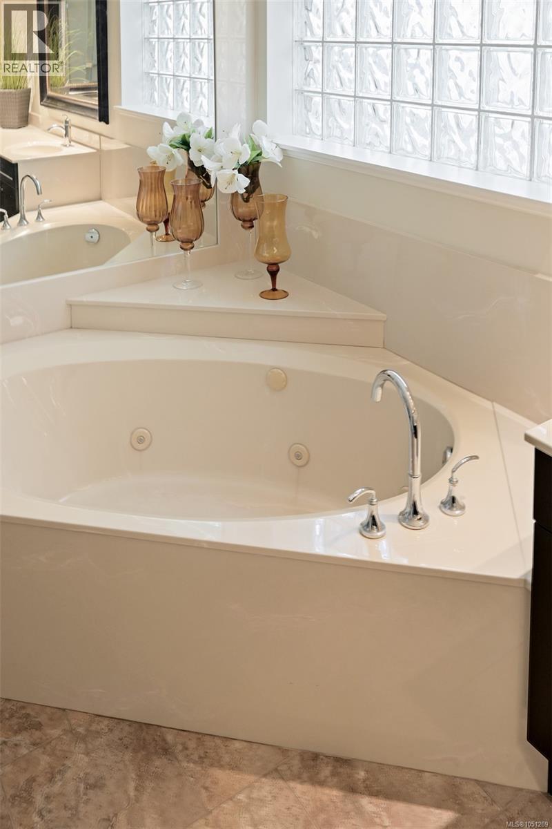 543 Marine View