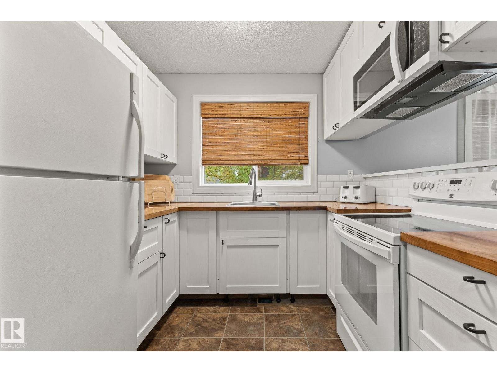 582 LAKEWOOD RD N NW