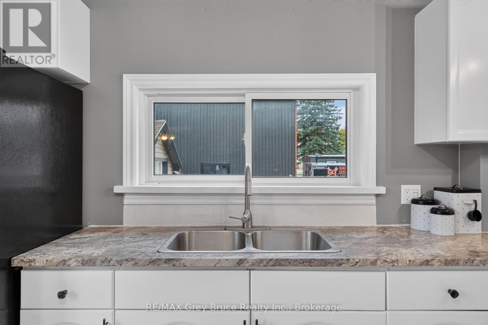 22 Cruickshank Street, Georgian Bluffs, Ontario  N0H 2K0 - Photo 19 - X14082402