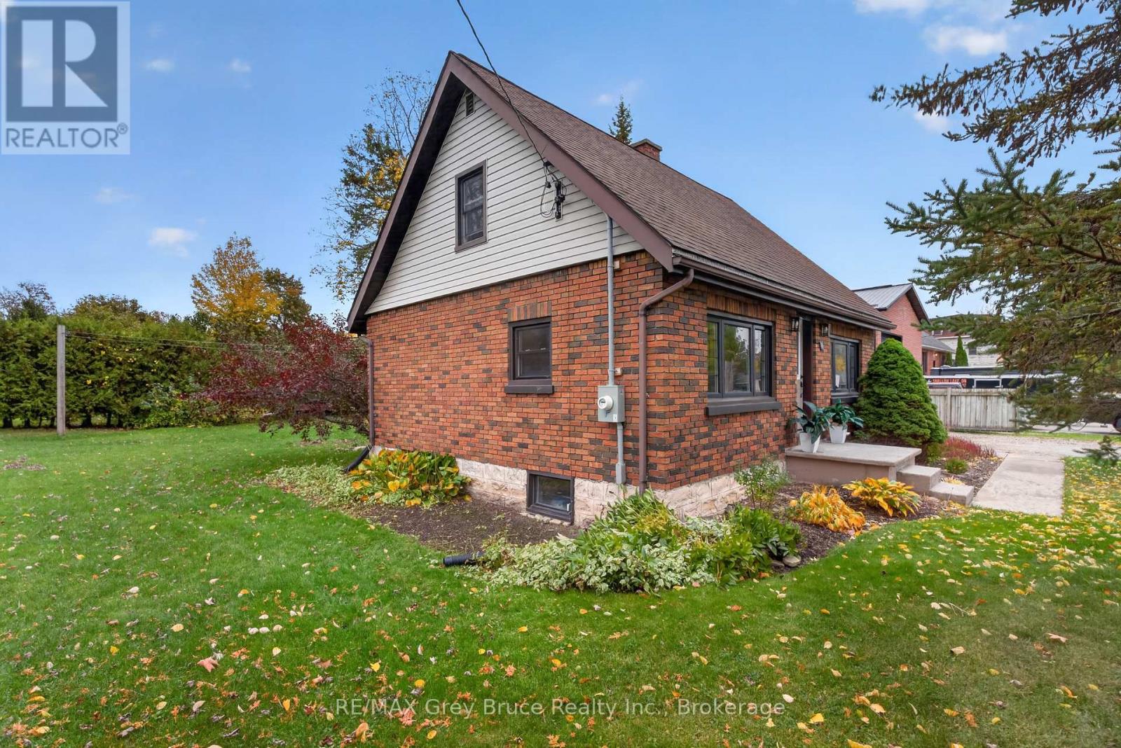 22 Cruickshank Street, Georgian Bluffs, Ontario  N0H 2K0 - Photo 7 - X14082402
