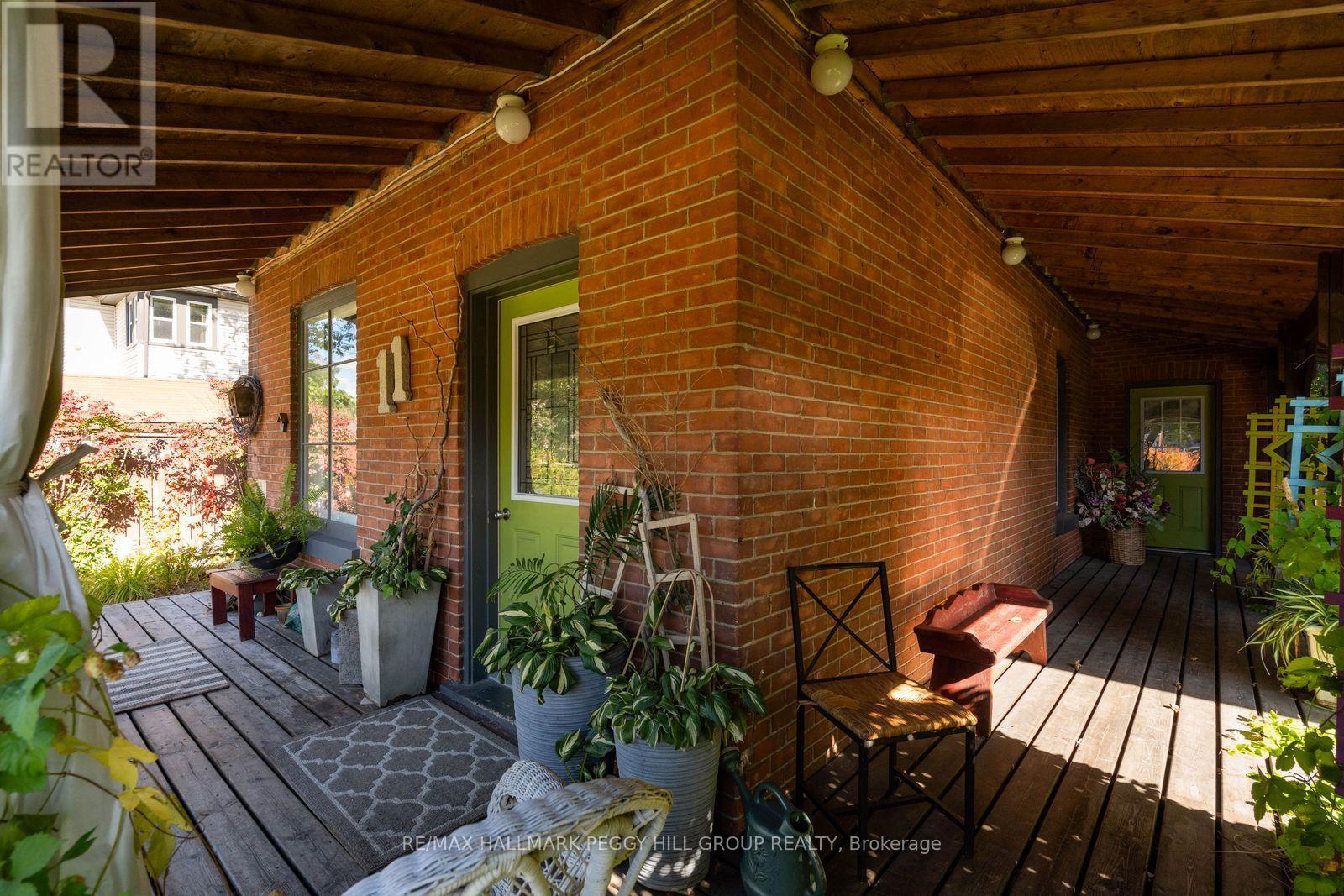 11 Frances Street N, Barrie (Queen's Park), Ontario  L4N 1Z1 - Photo 2 - S14082638