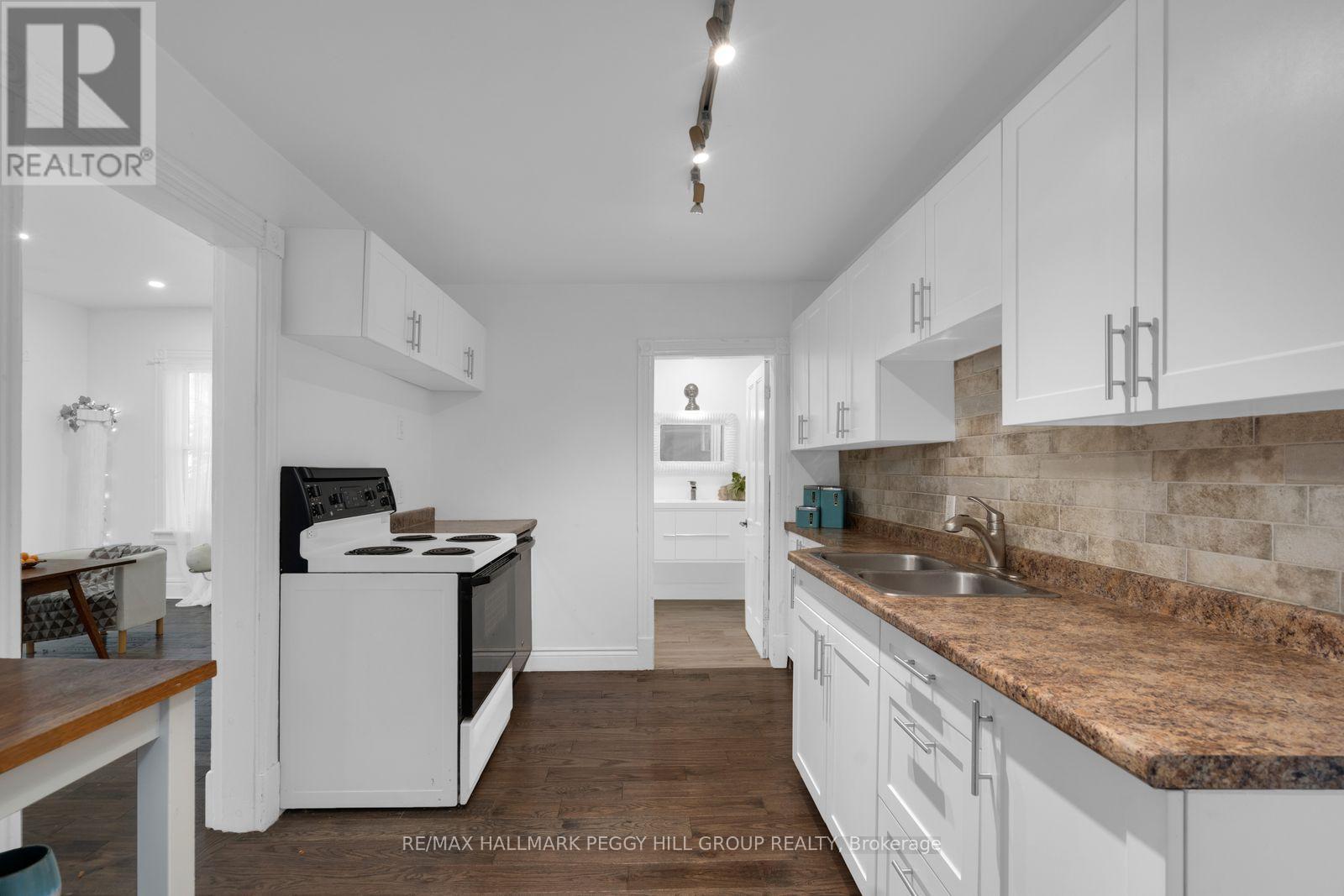 11 Frances Street N, Barrie (Queen's Park), Ontario  L4N 1Z1 - Photo 4 - S14082638